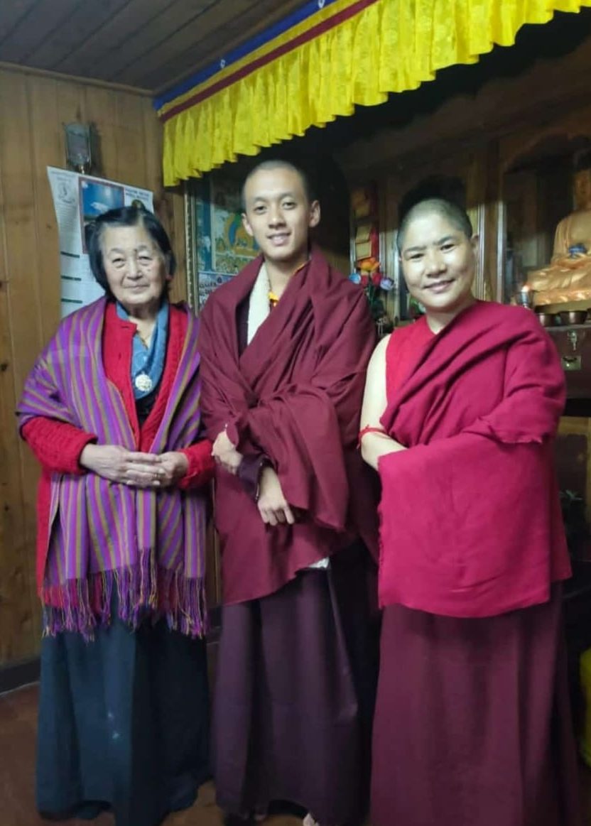 Yangsi Rimpoche entouré de Sangye La, sa grand Ma et d'Anila, une de ses intendantes